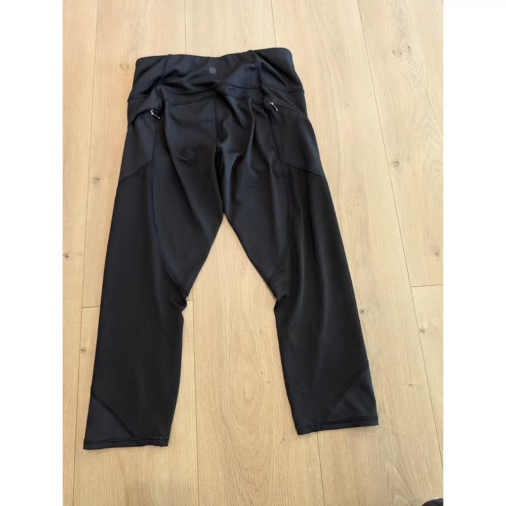 Athleta Women's Zip Pocket Mesh Contender Capri Leggings Black Size Small Black